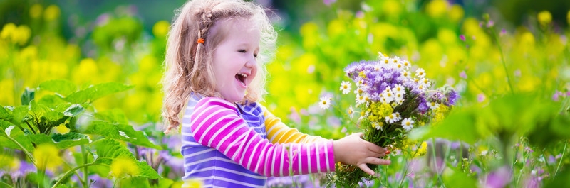 Kind mit Blumenstrauss
